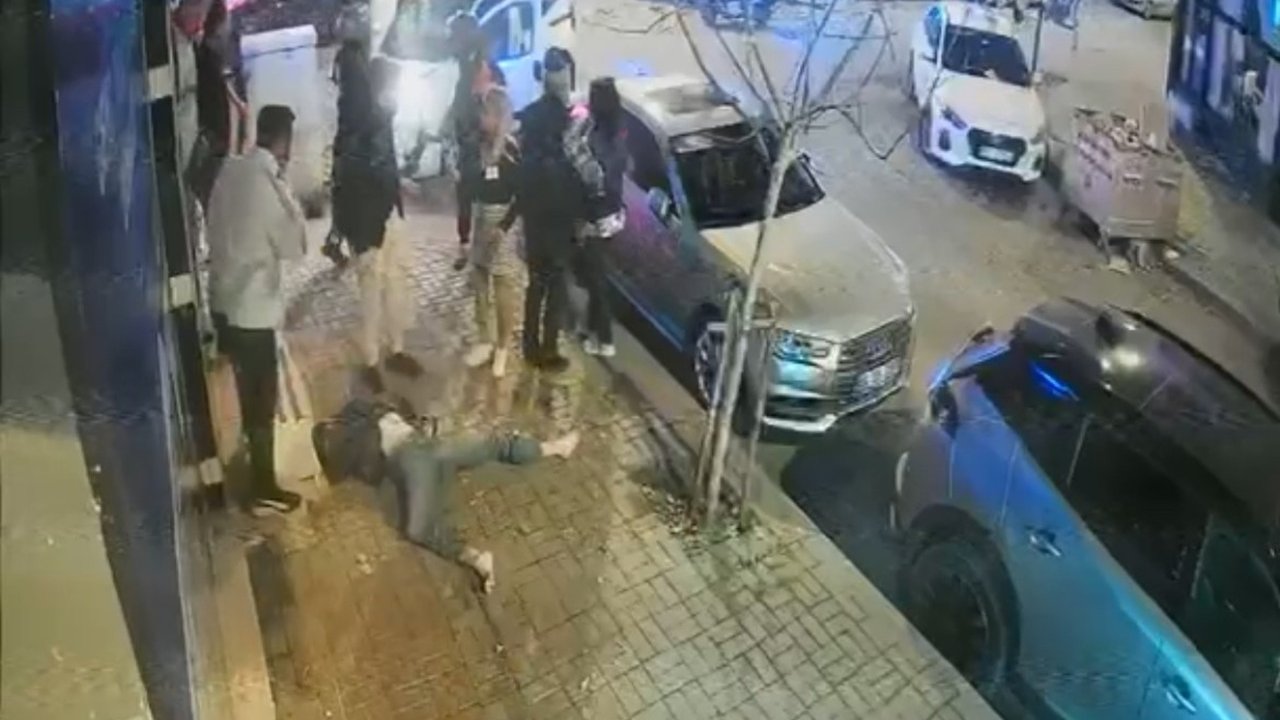 Araçla çarpışan motosikletli kaldırımdaki yayanın üzerine uçtu