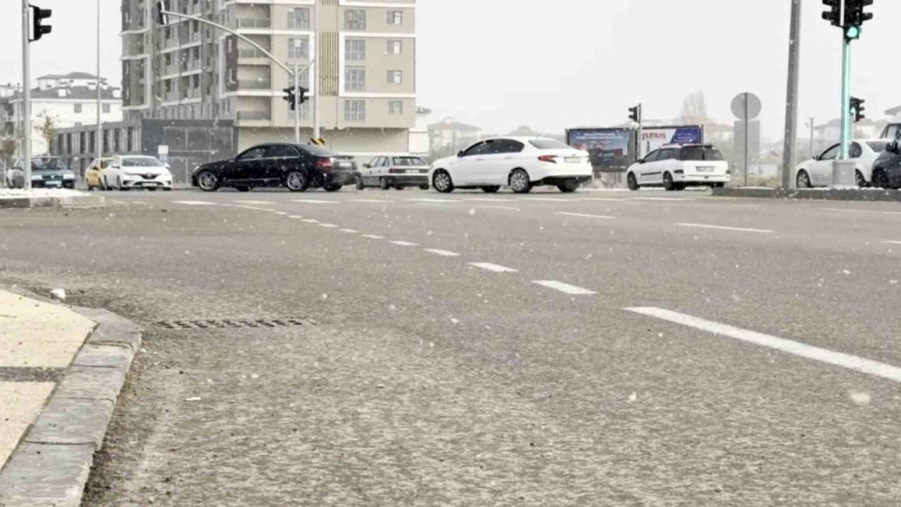 Konya'nın komşu şehrine mevsimin ilk karı düştü!