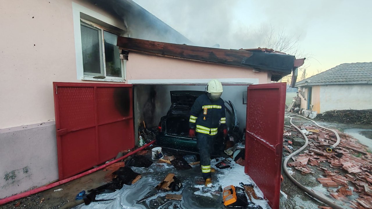 Konya'da evin yanındaki garaj yandı