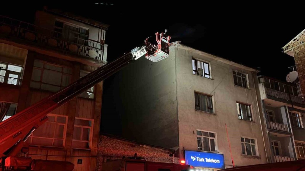 Konya’da 3 katlı binanın çatısı alev alev yandı!