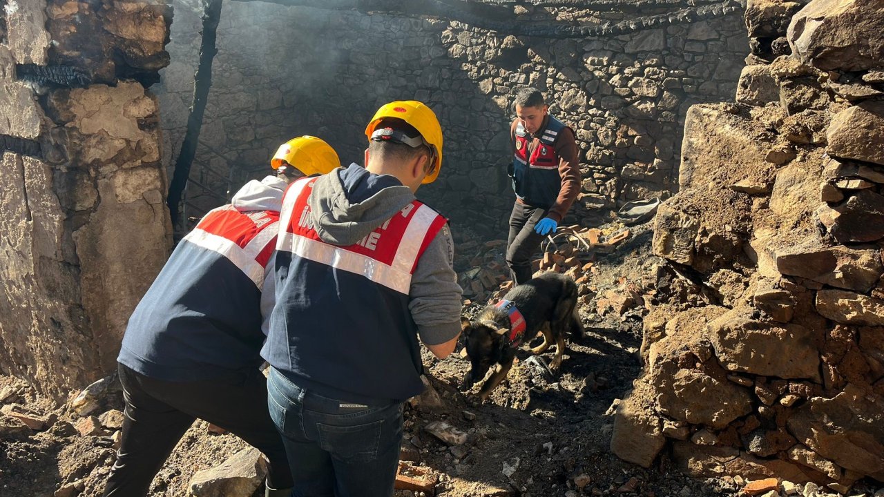 Manisa'da 5 ev kül oldu: Görme engelli kadın yaşamını yitirdi
