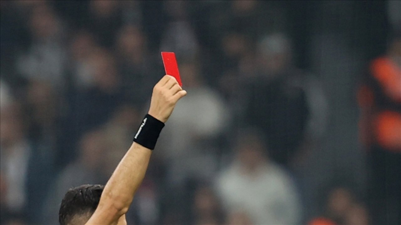 Fenerbahçe-Beşiktaş derbilerinde kartlar havada uçuyor