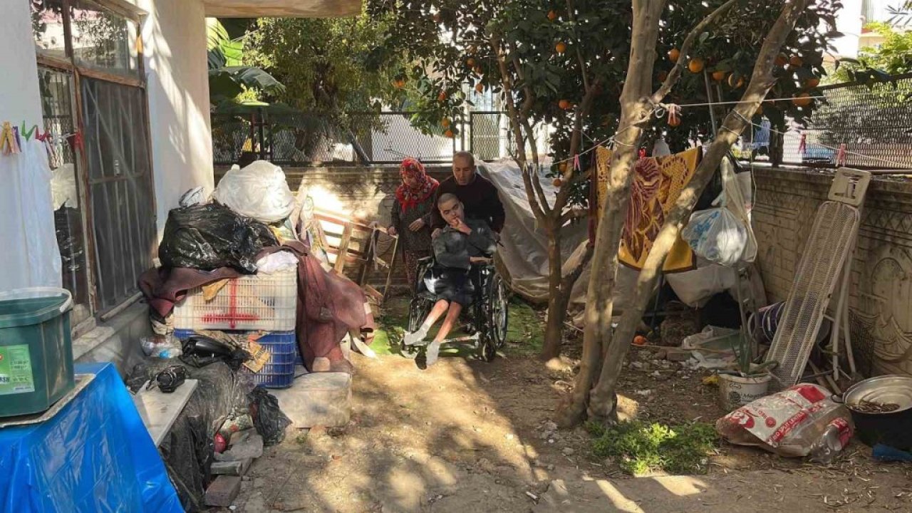 "Üvey oğlum" demedi, engelli oğluna eğitimi için hamallık yaparak evine raylı sistem kurdu