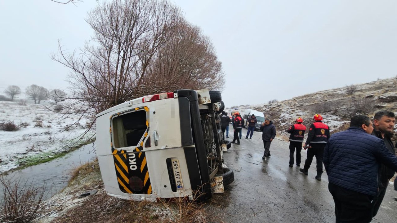 Okul servisi yan yattı: 15 yaralı var