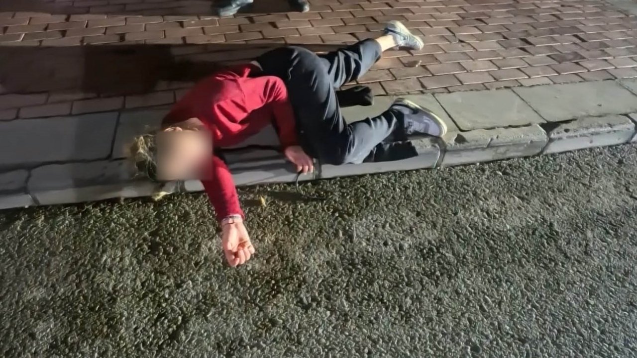 Aksaray’daki parkta ilginç görüntü: Kaldırıma yattı, yaptığıyla görenleri hayrete düşürdü