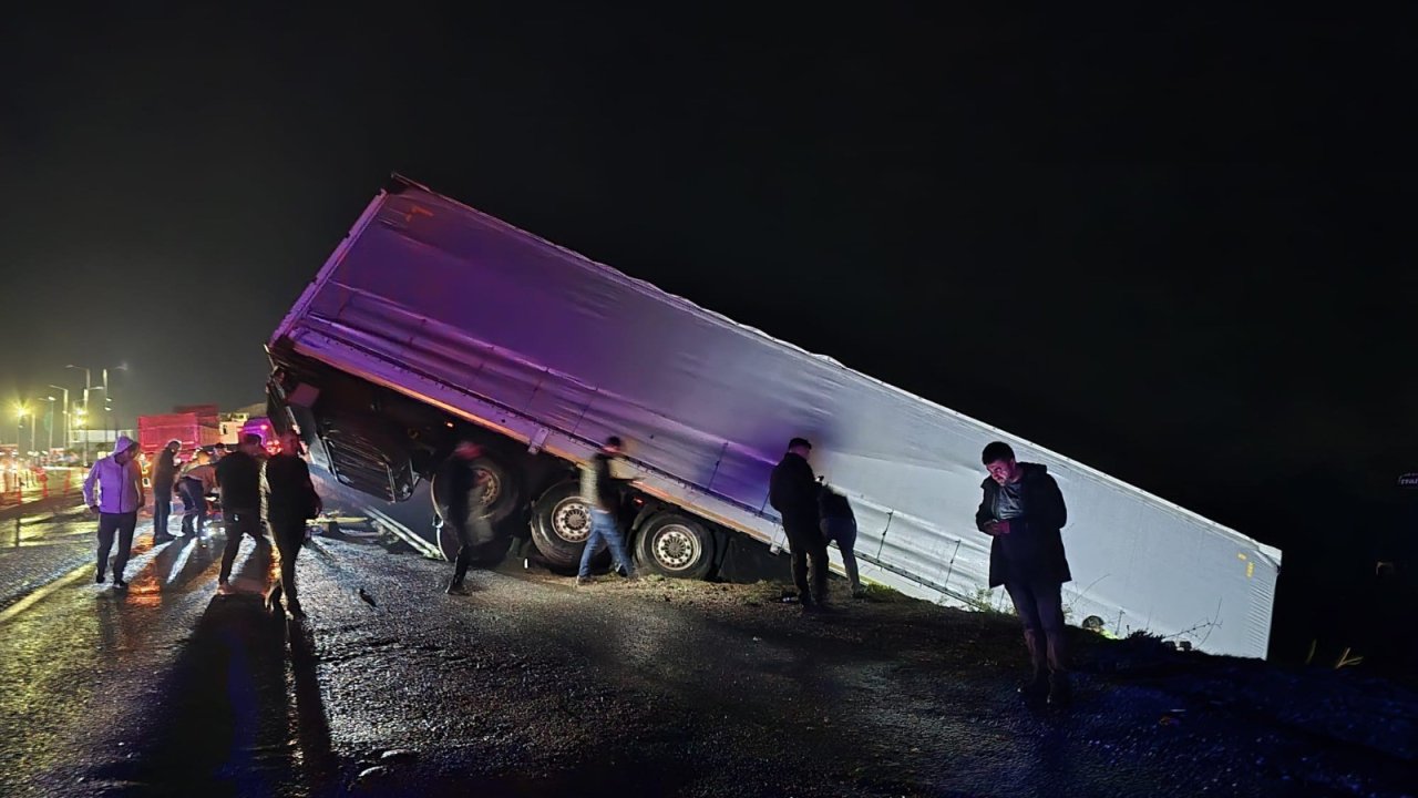 Konya-Antalya yolunda TIR şarampole devrildi: Sürücü araçta sıkıştı!