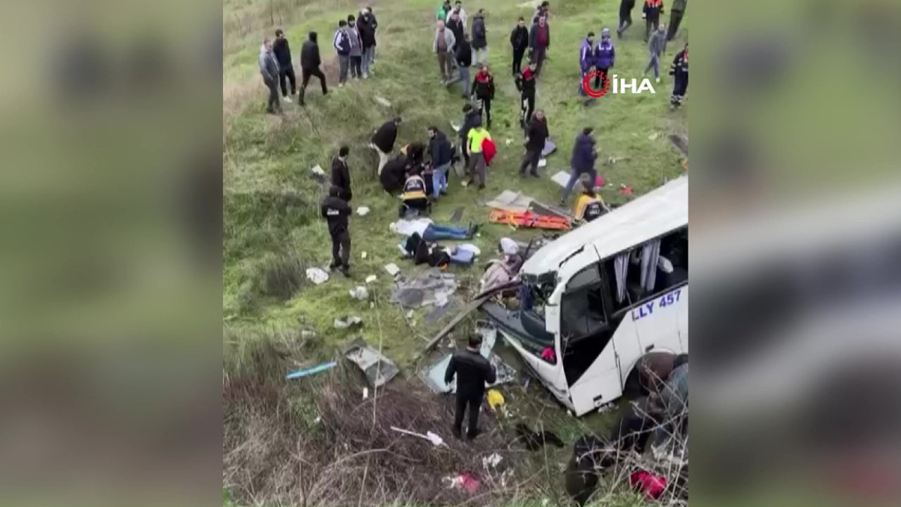 Esenyurt’ta servis minibüsü şarampole yuvarlandı