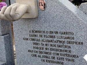 Mezarına 'Babayı aldınız' yazdırdı!