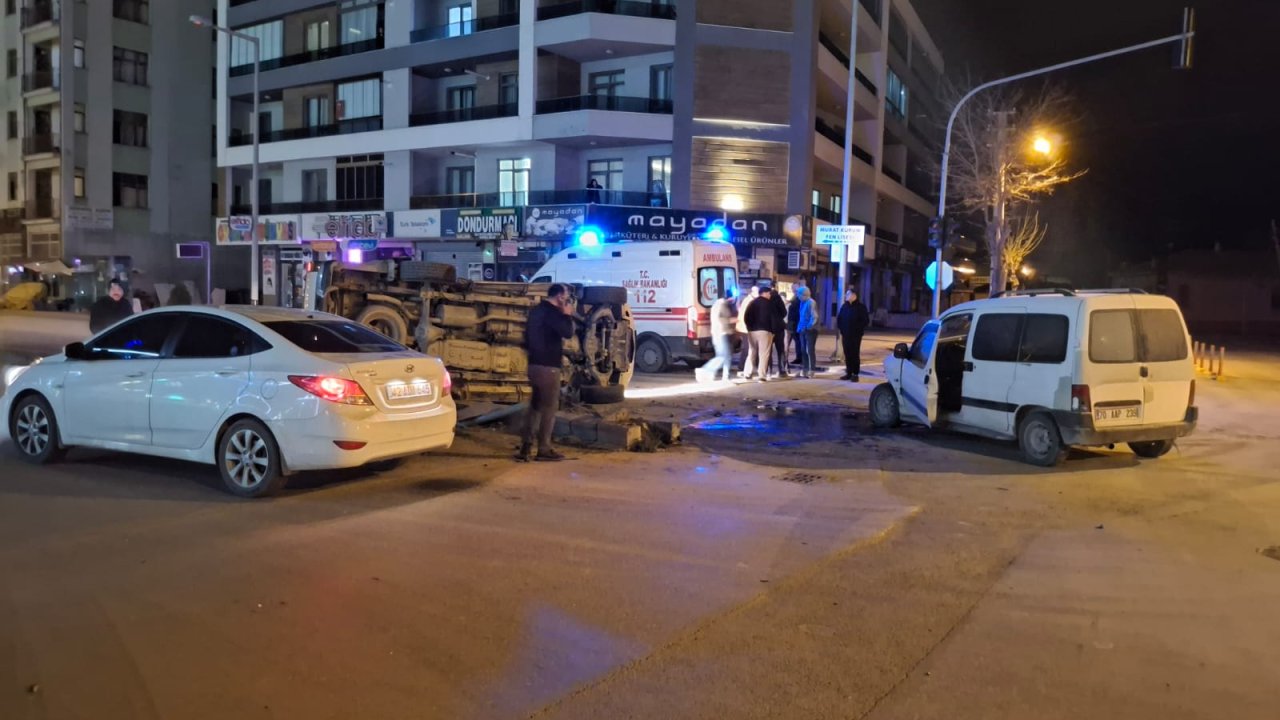 Karapınar'da kamyonetler çarpıştı! 2 yaralı