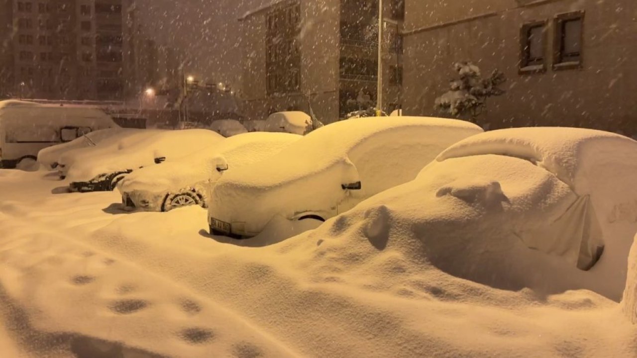 Bir ilde kar kalınlığı 40 santimetreyi geçti: Araçlar ve tek katlı evler kara gömüldü