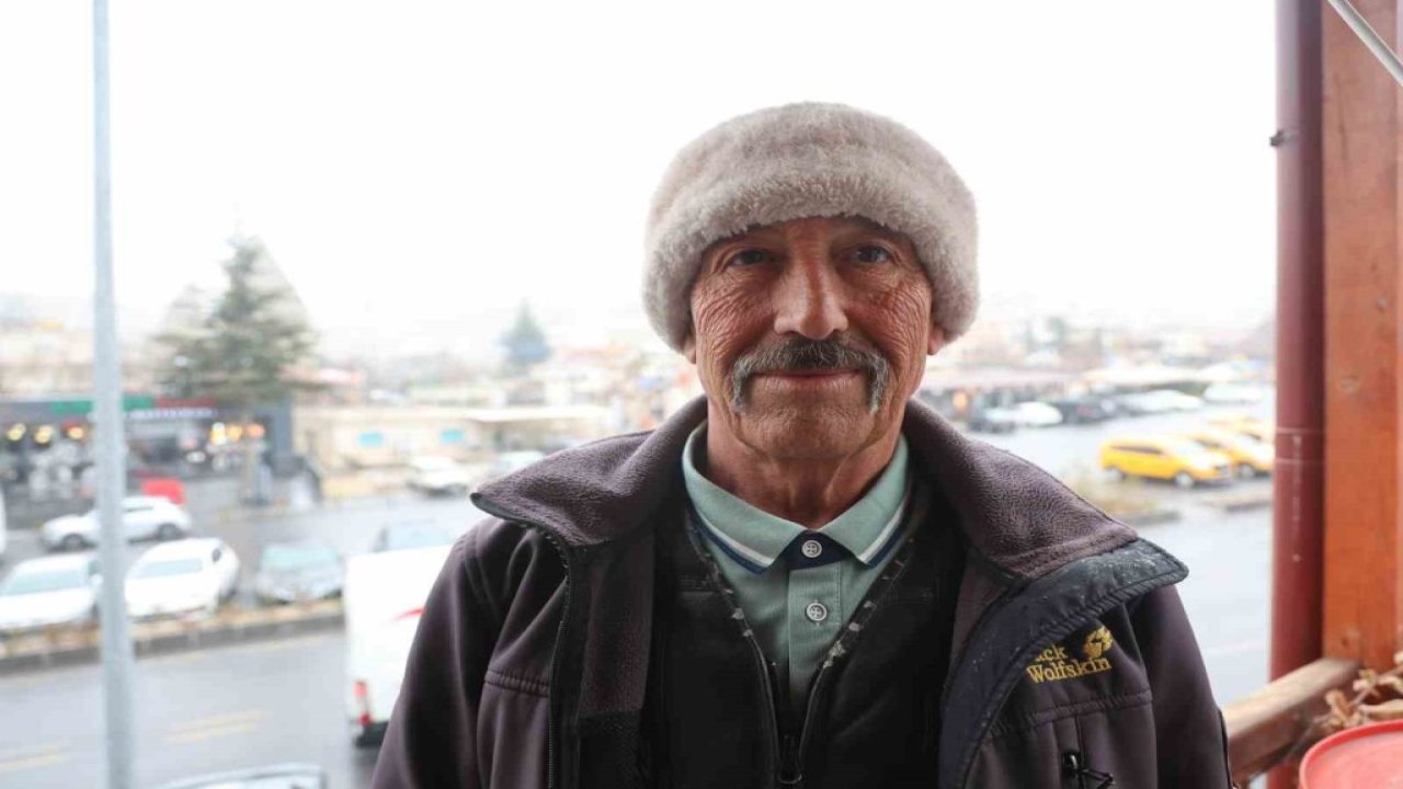 Gören hayret içerisinde kalıyor: Tam 9 dil biliyor