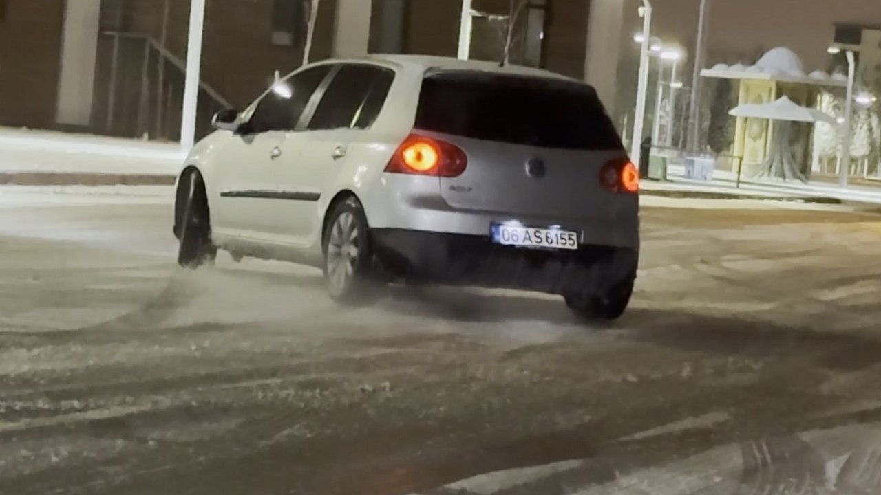 Aksaray'da tehlikeli sürüş: Karlı yolda drift attı! O anları da paylaştı!