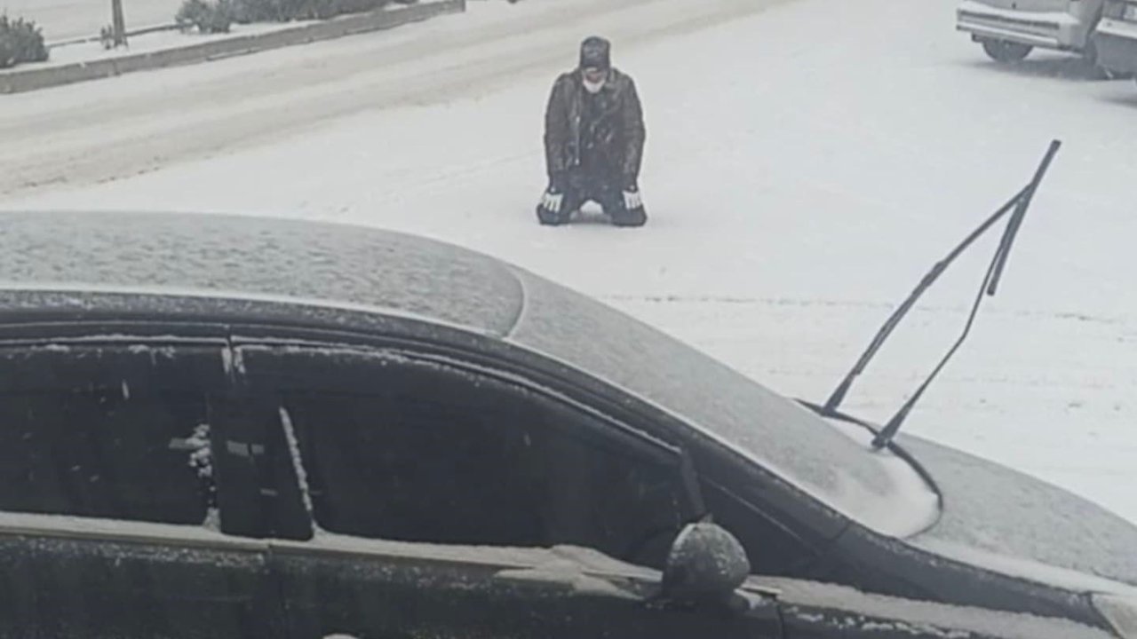 Kar yağışını görünce cadde ortasında şükür secdesi yaptı (VİDEO HABER)