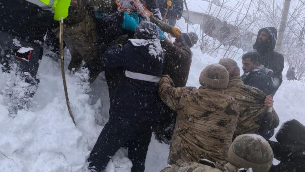 Mahalleye çığ düştü: 1 kişi kayboldu 22 ev boşaltıldı