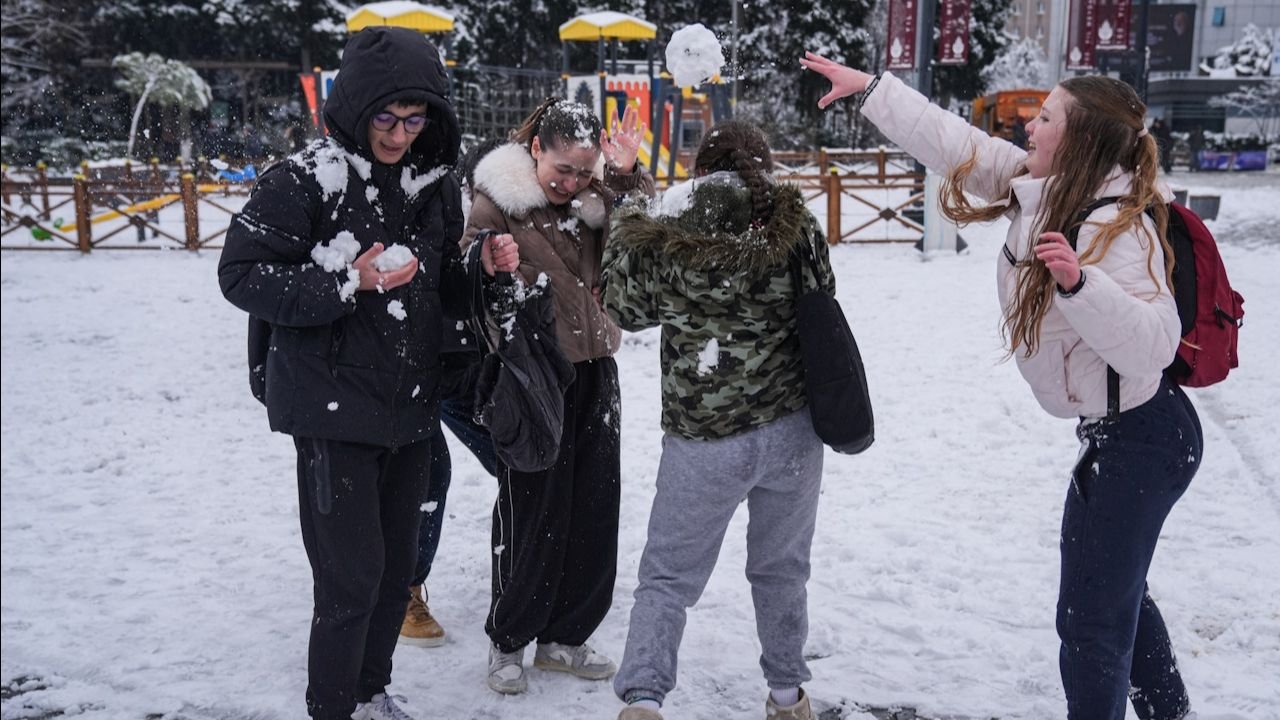 Kar yurdu esir aldı, okullar tatil edildi: İşte eğitime ara verilen iller!