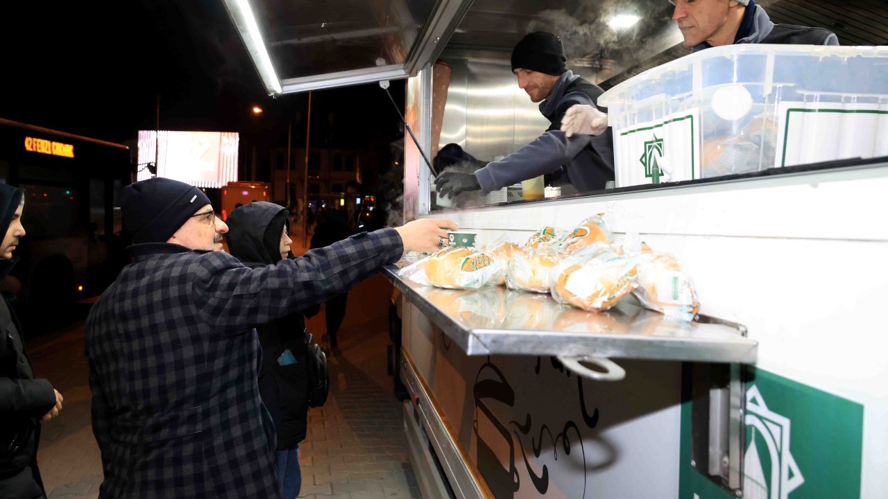 Karatay'da sıcak çorba geleneği devam ediyor