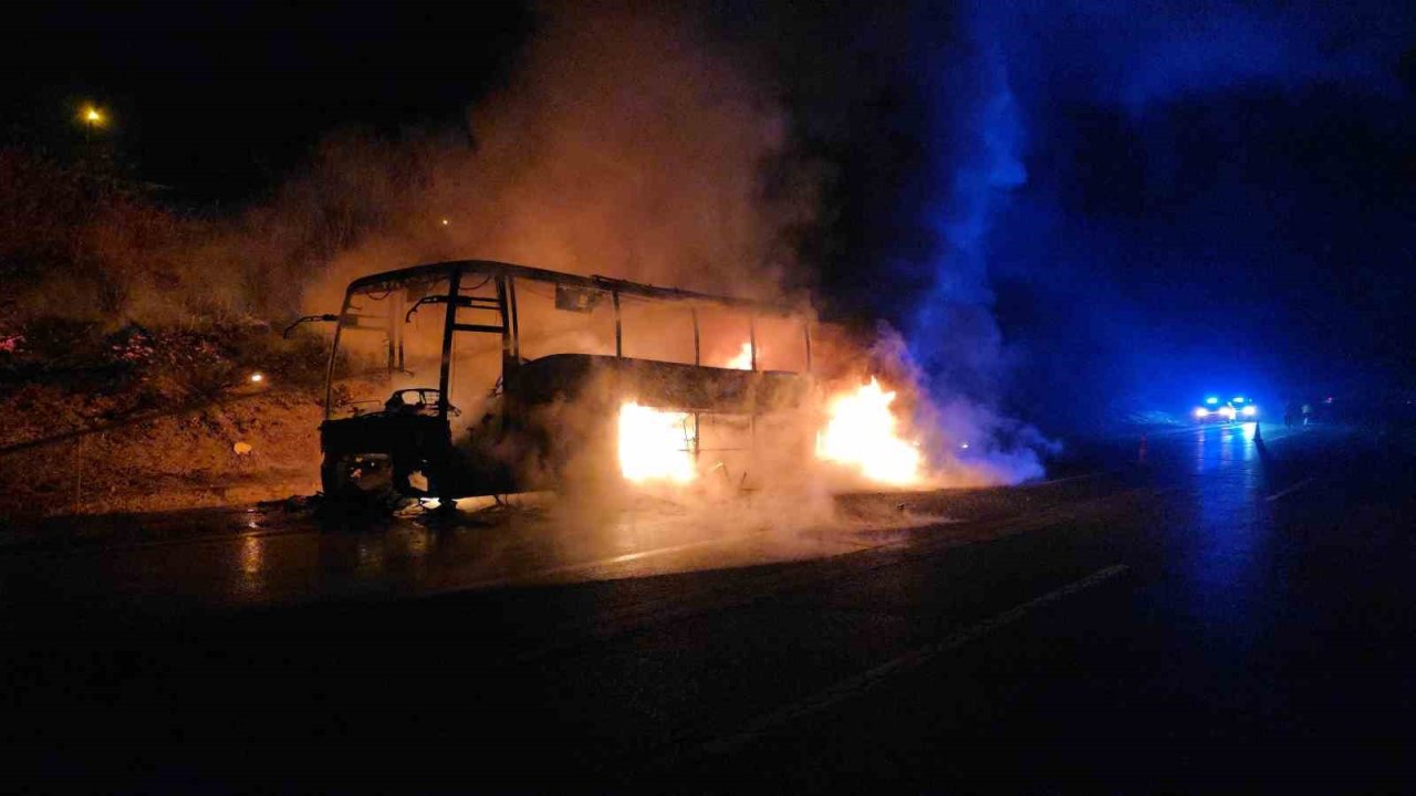 Otoyolda korku dolu anlar: 39 yolcusu bulunan otobüsü küle döndü