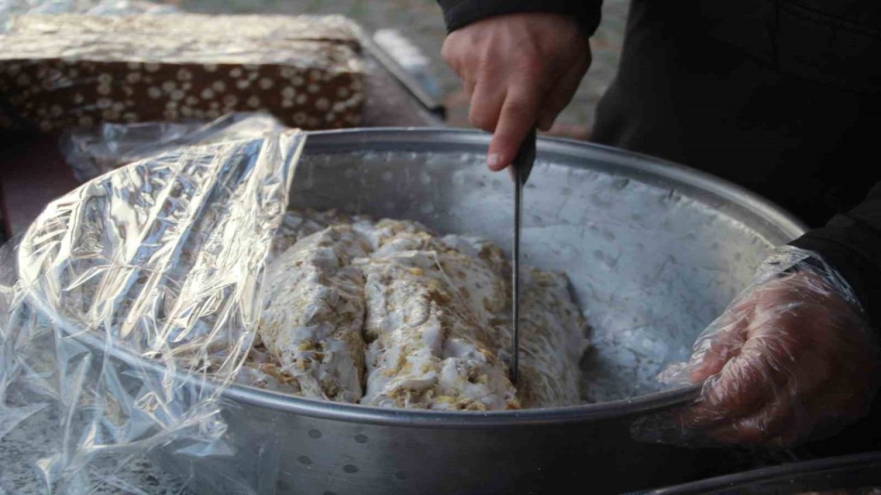 Kışın yiyen üşümüyor! Bu helvanın yapımı 3 gün sürüyor