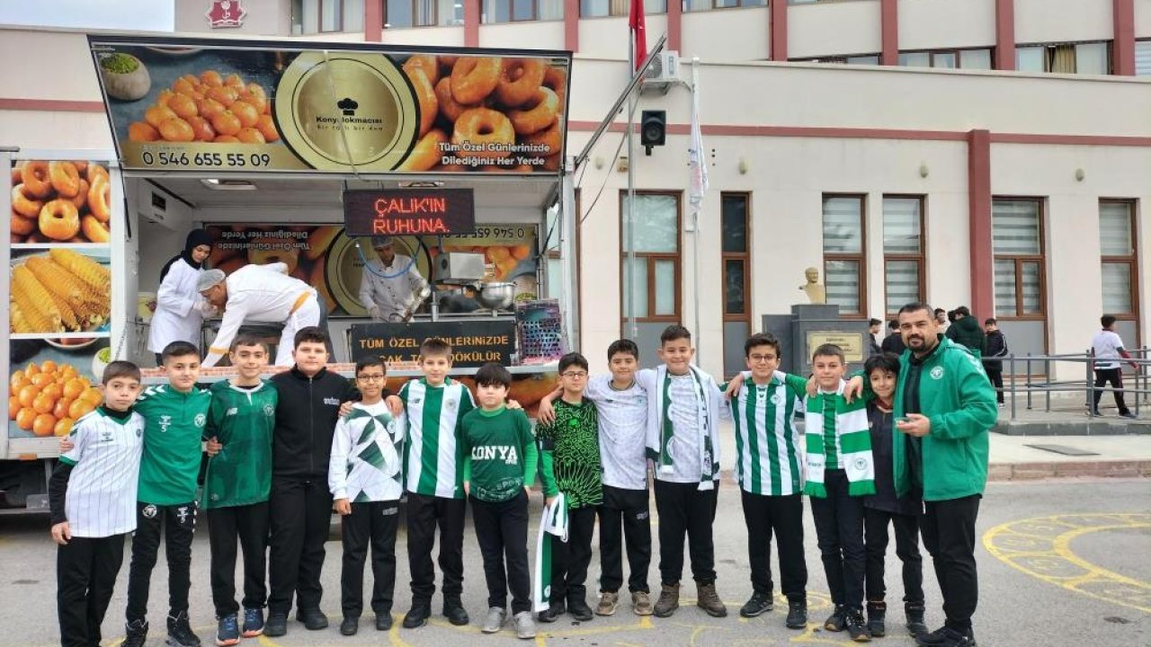 Merhum Ahmet Çalık anısına lokma dağıtıyor