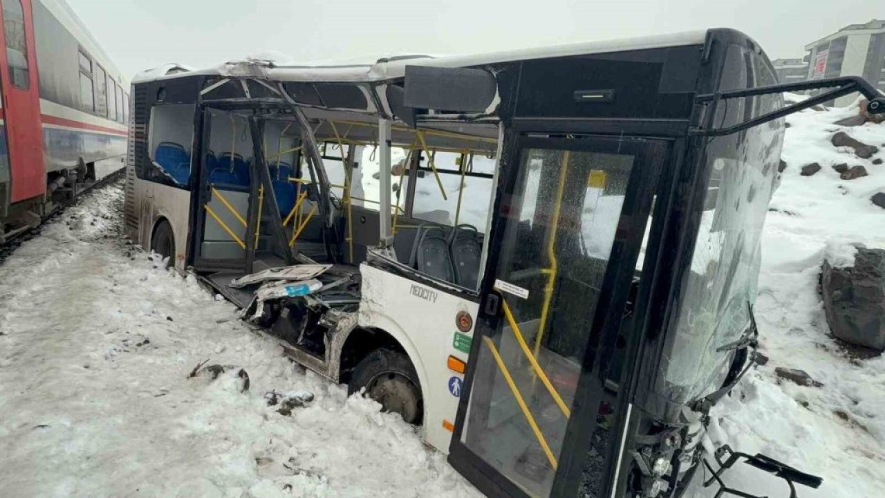 Belediye otobüsüyle tren çarpıştı!