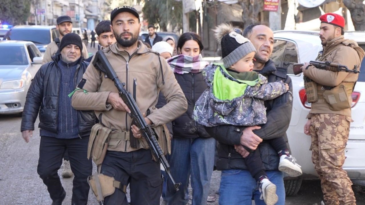 Terör örgütü YPG/SDG’nin Halep'te canlı kalkan olarak kullandığı sivillerin tahliyesi sürüyor