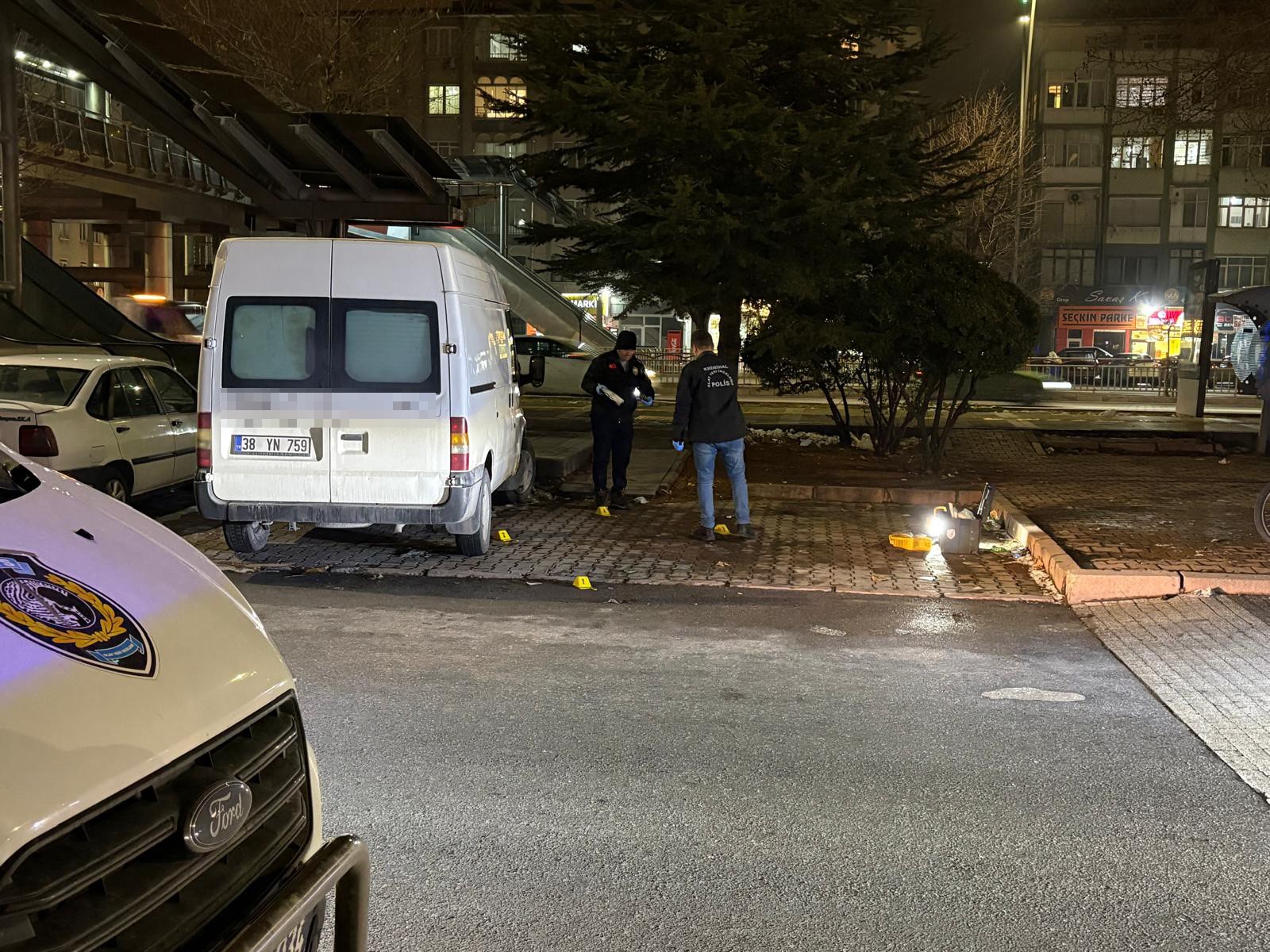 Önce kıyafetlerine karıştı, sonra bıçakladı: 3 yaralı