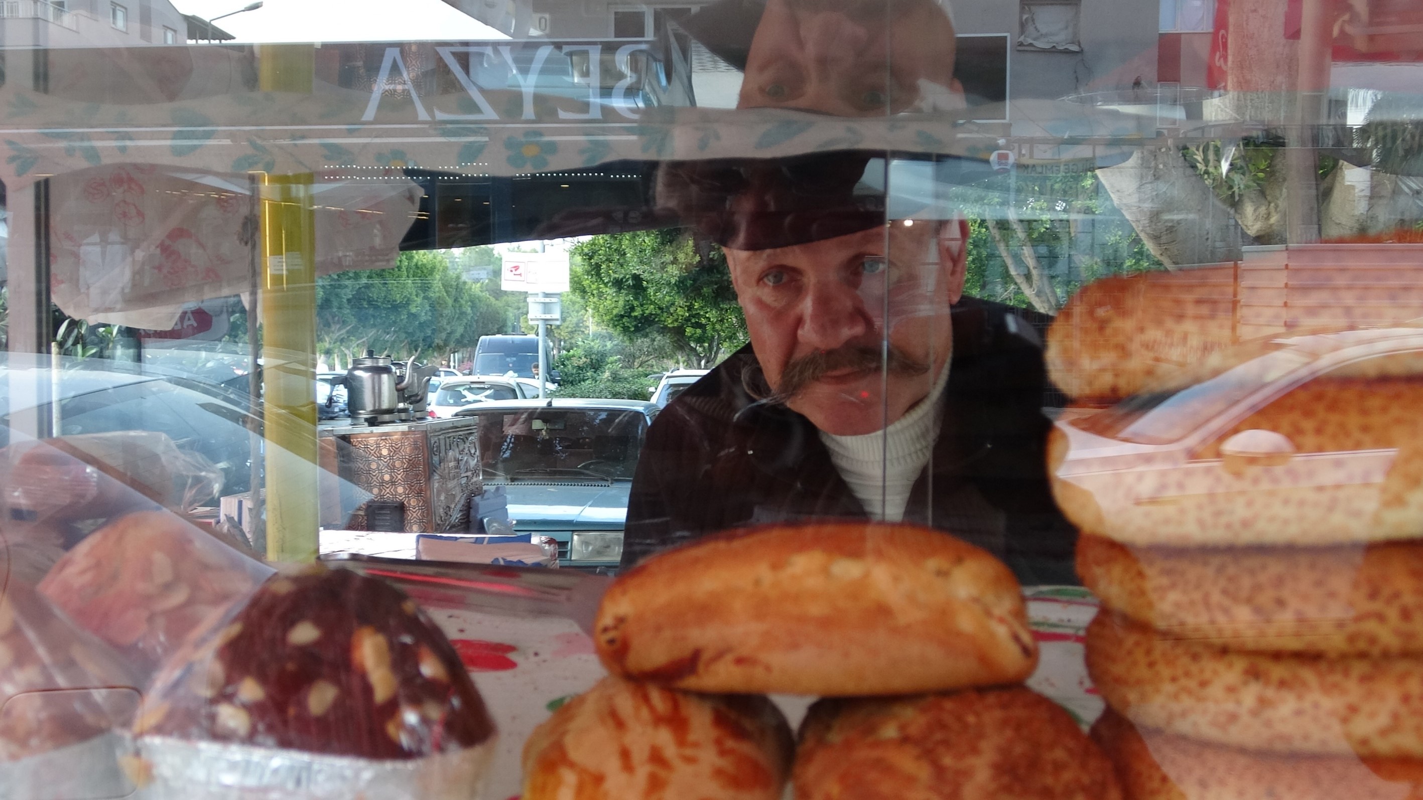 Yeşilçam oyuncusu sokaklarda simit satıyor