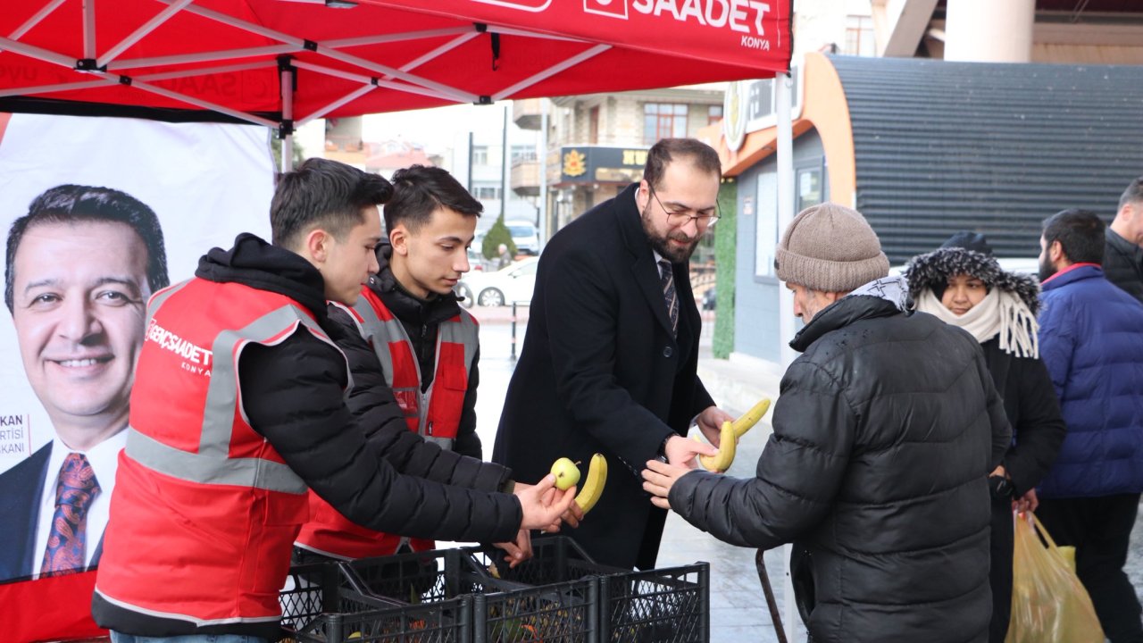 Konya'da pazarda “Göz Hakkı Manavı” kuruldu: Vatandaşlara ücretsiz meyve dağıtıldı