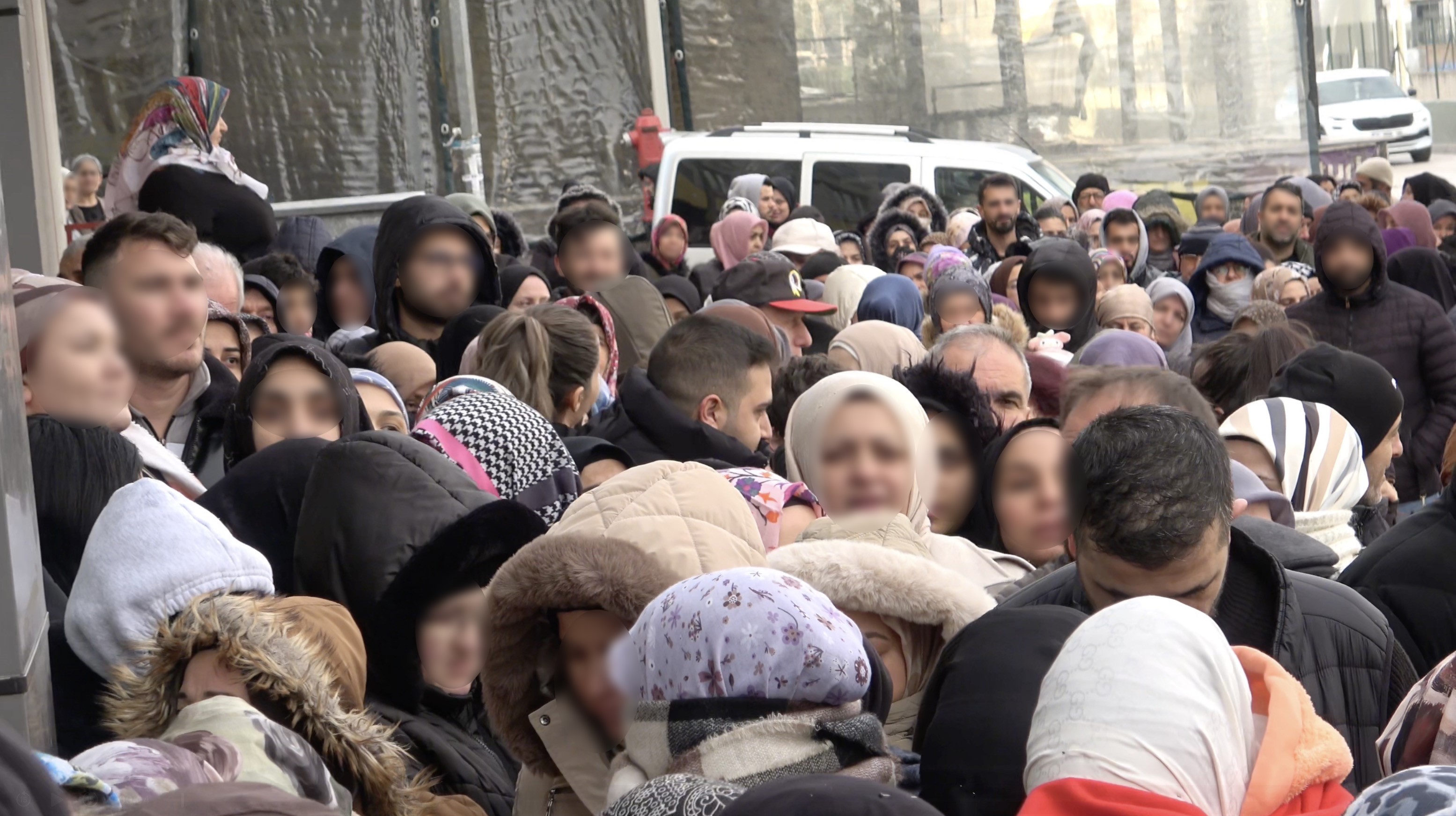 Dondurucu soğuk umurlarında olmadı: İndirim var diye saatlerce beklediler