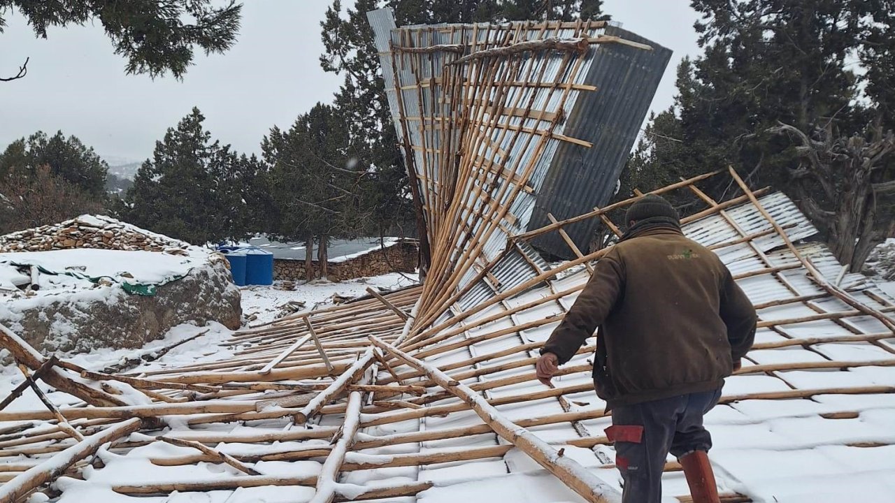 Konya'da şiddetli fırtına ahırın çatısını uçurdu