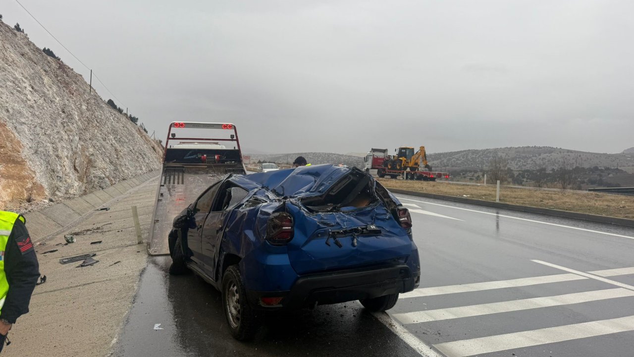 Afyonkarahisar'da inanılmaz kurtuluş! Hurdaya dönen araçtan yaralı kurtuldu