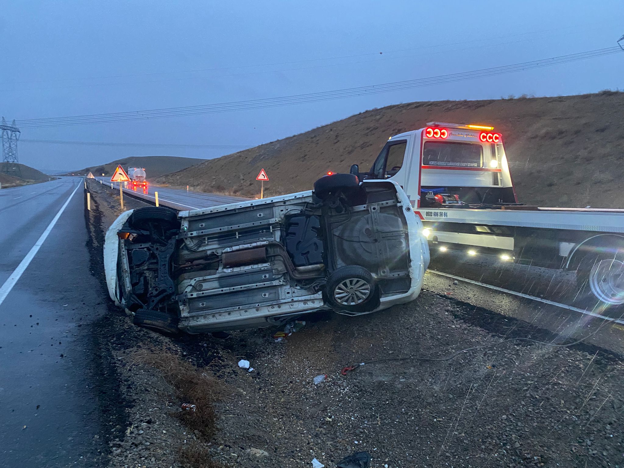 Konya’da kontrolden çıkan otomobil devrildi! Çok sayıda kişi yaralandı