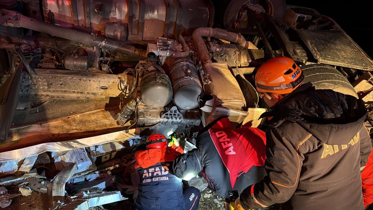Konya-Aksaray yolunda devrilen TIR sürücüsü öldü!