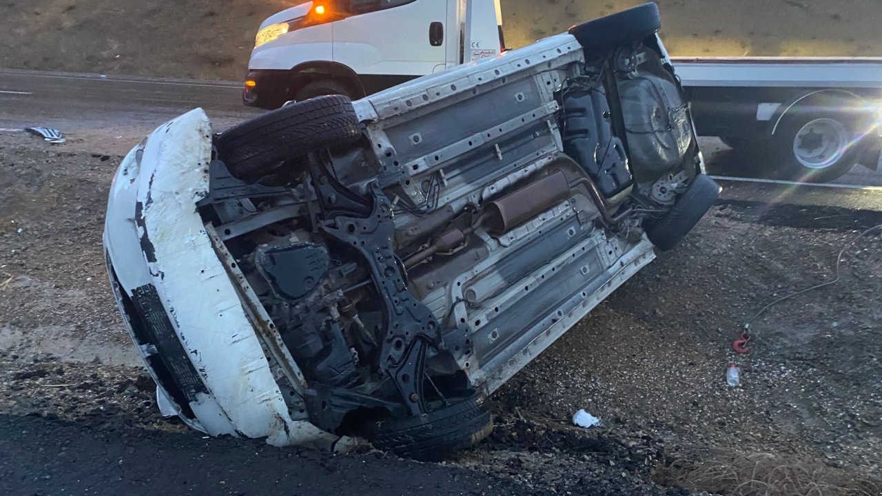 Konya’da otomobil refüje devrildi!