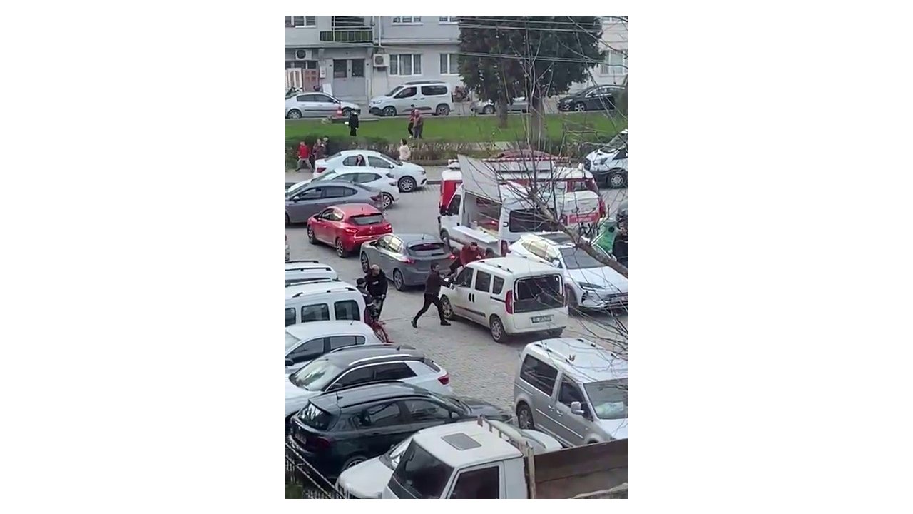 İzmir’de polis merkezi önünde sopayla darp kamerada!