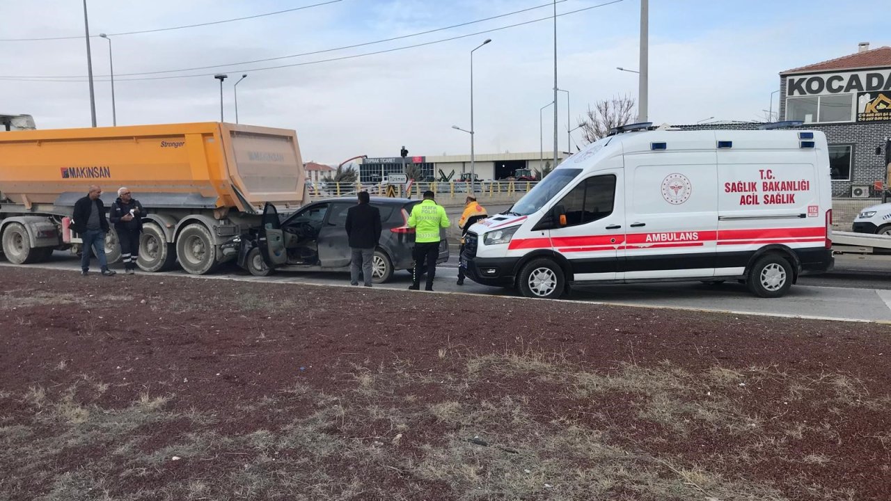 Konya'da otomobil TIR'a çarptı!