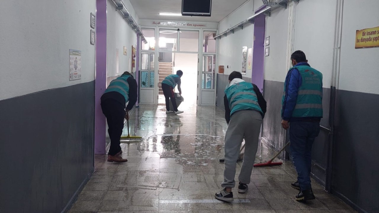 Konya'nın ilçelerinde yükümlüler ara tatilde okulları temizledi