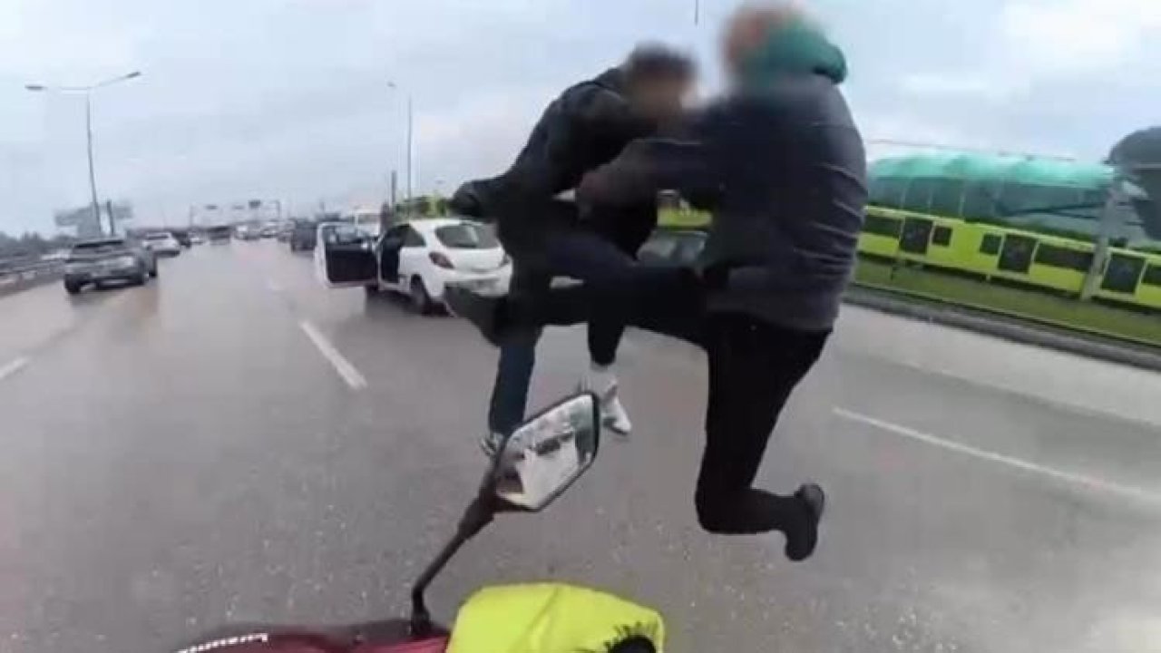 Trafikte uçan tekmeler cezasız kalmadı!