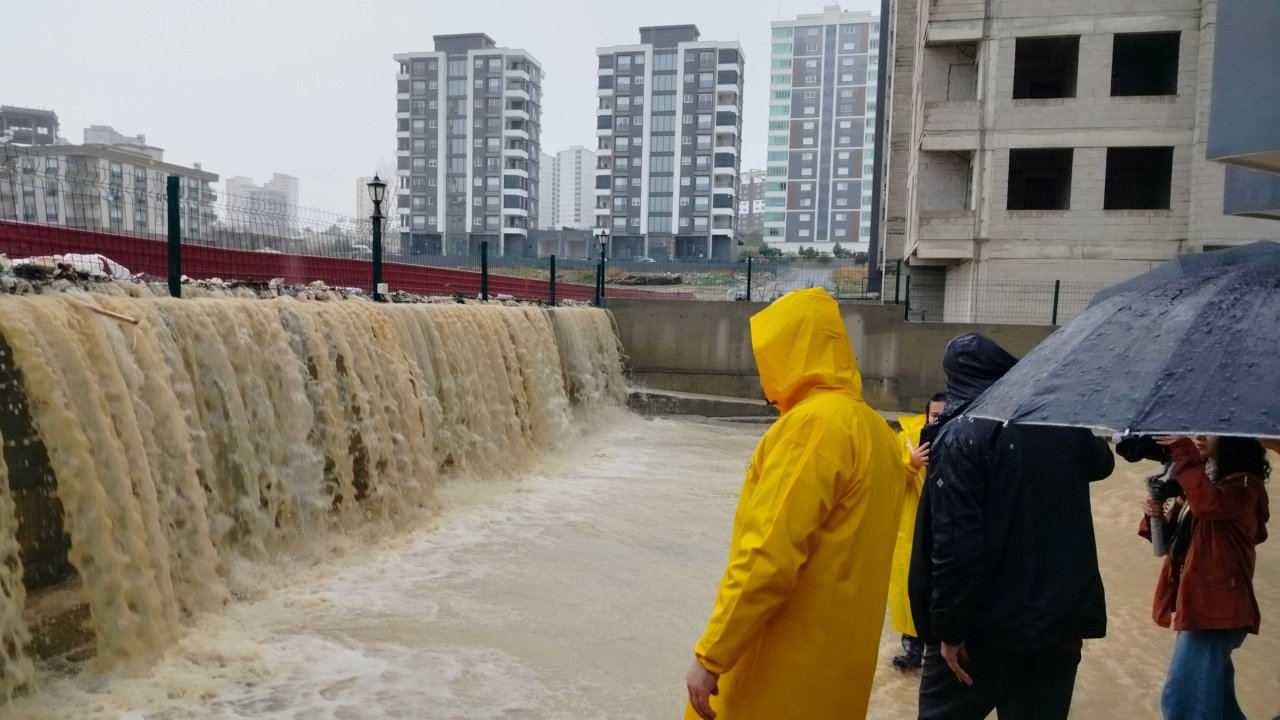 Sele teslim olan Mersin’de ekipler tam kadro sahada