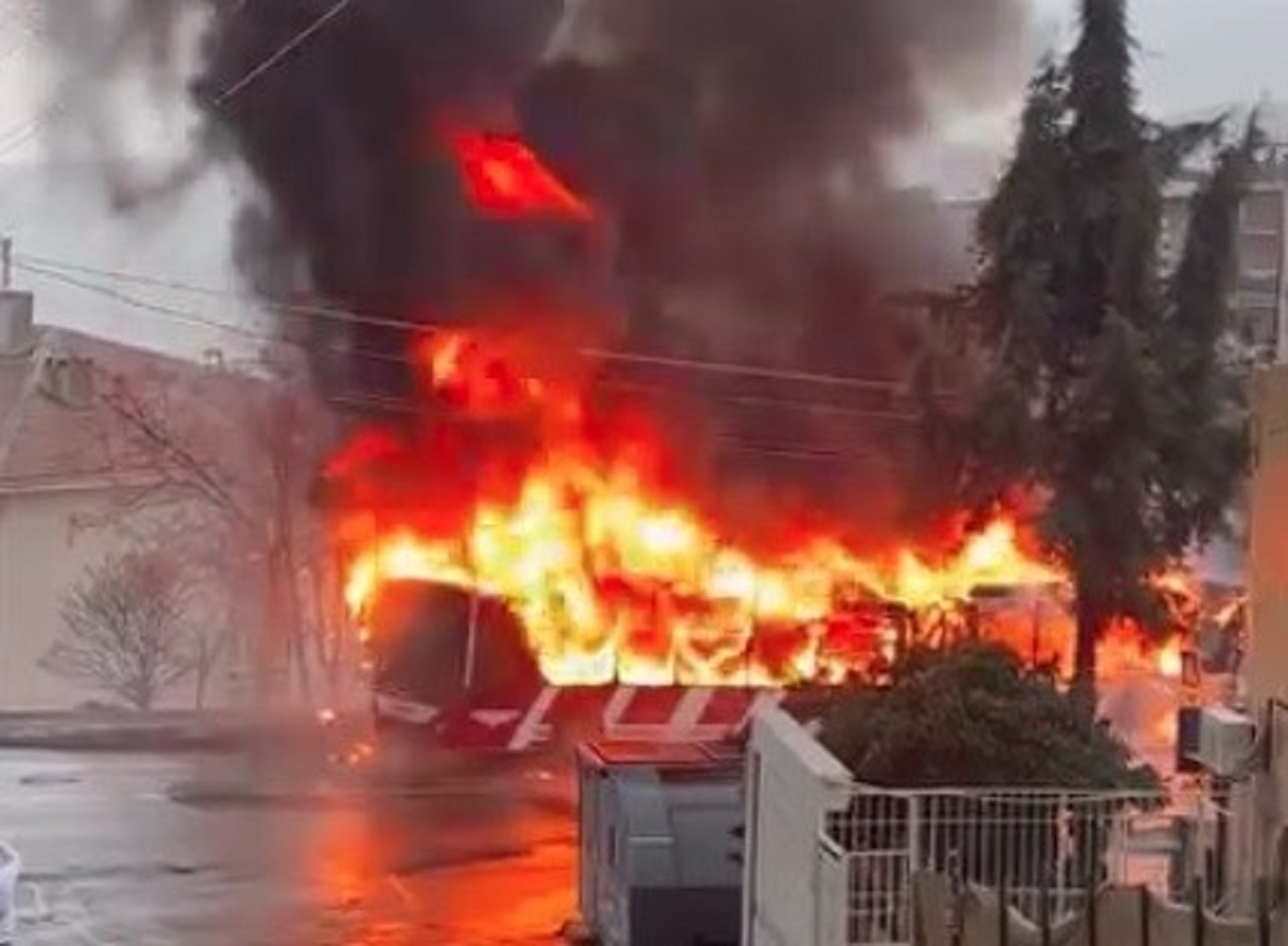İzmir sokaklarında büyük panik: ESHOT alev alev yandı!
