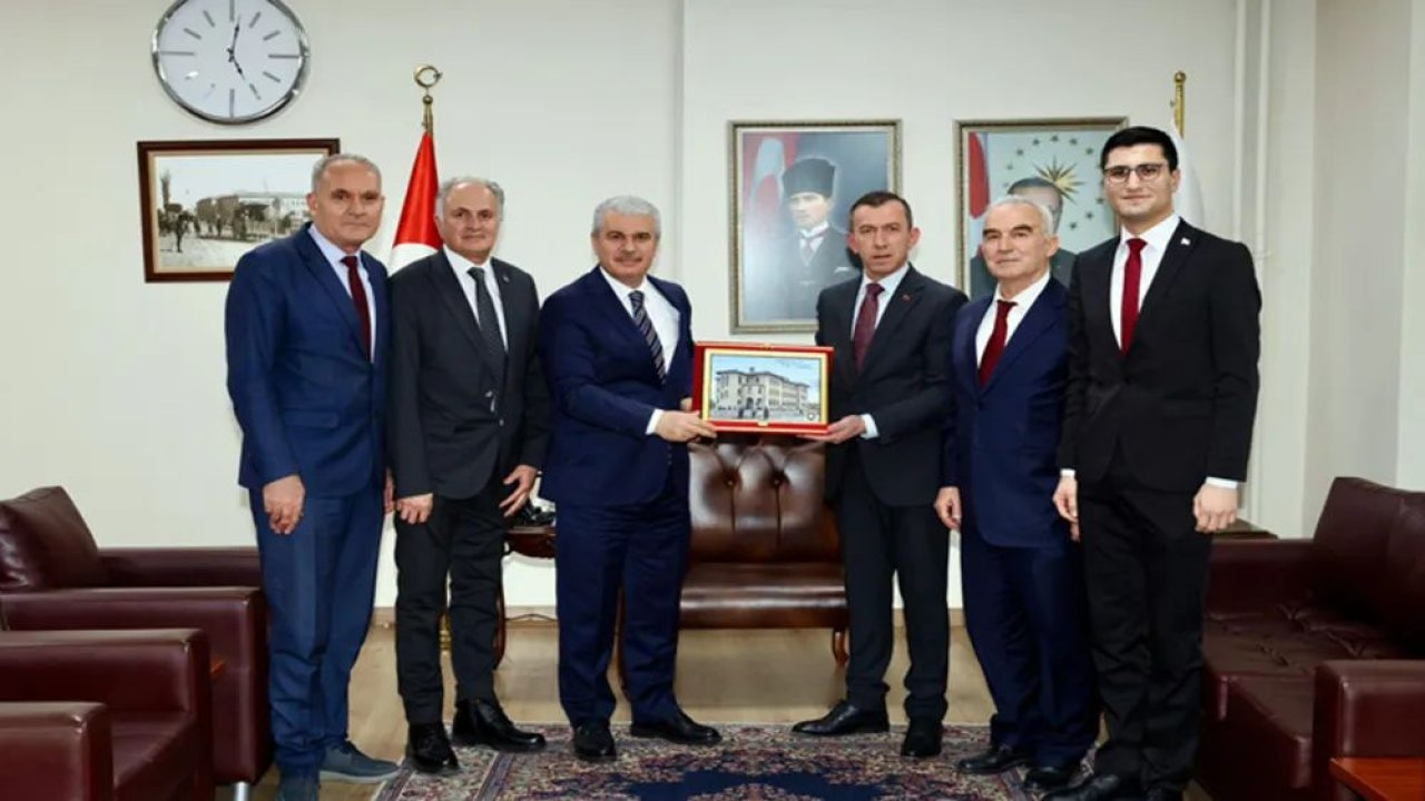 Konya Lisesi mezunları, ilk ziyaretini Vali Akın’a yaptı