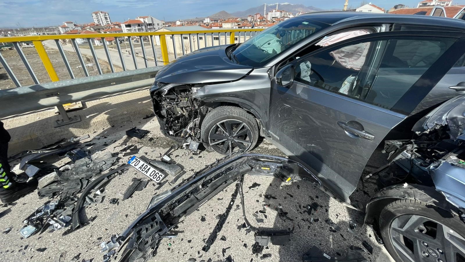 Karaman'da cip ile otomobil çarpıştı: 6 yaralı