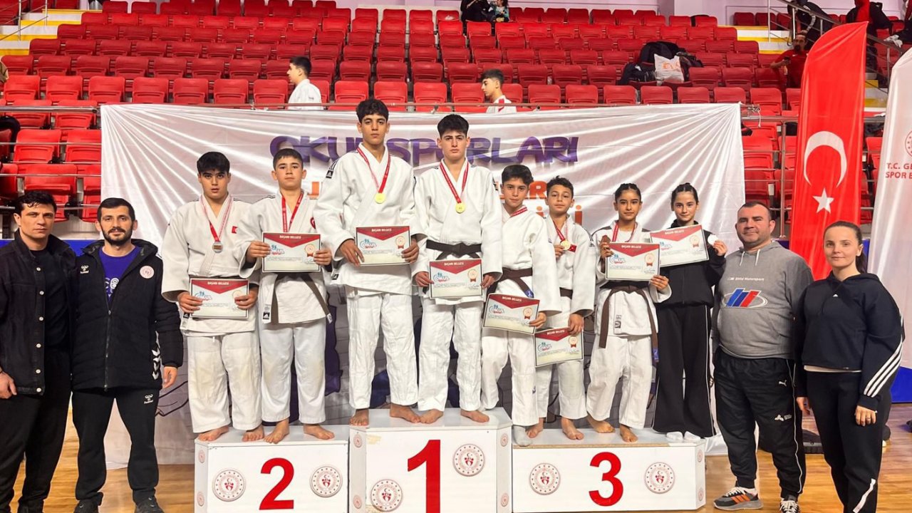 Okullar judoda 8 madalya