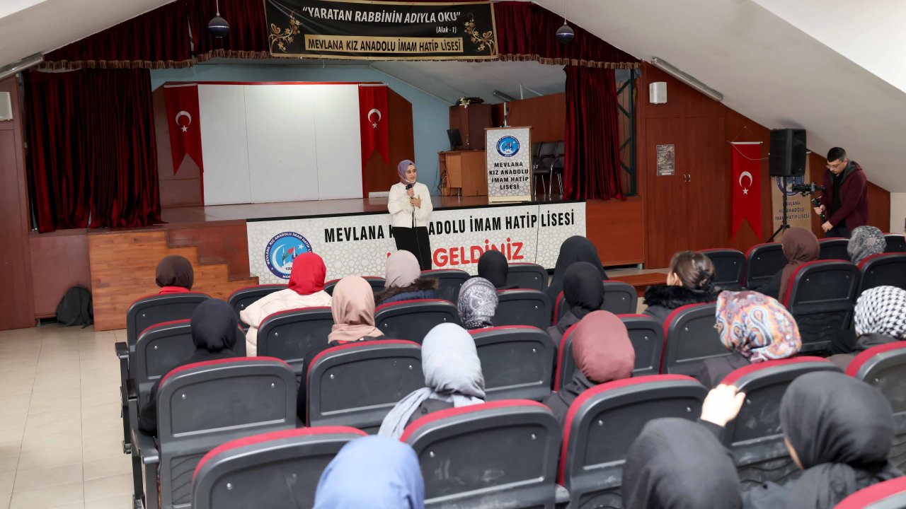 Karataylı öğrenciler kariyer günlerinde geleceklerini keşfediyor