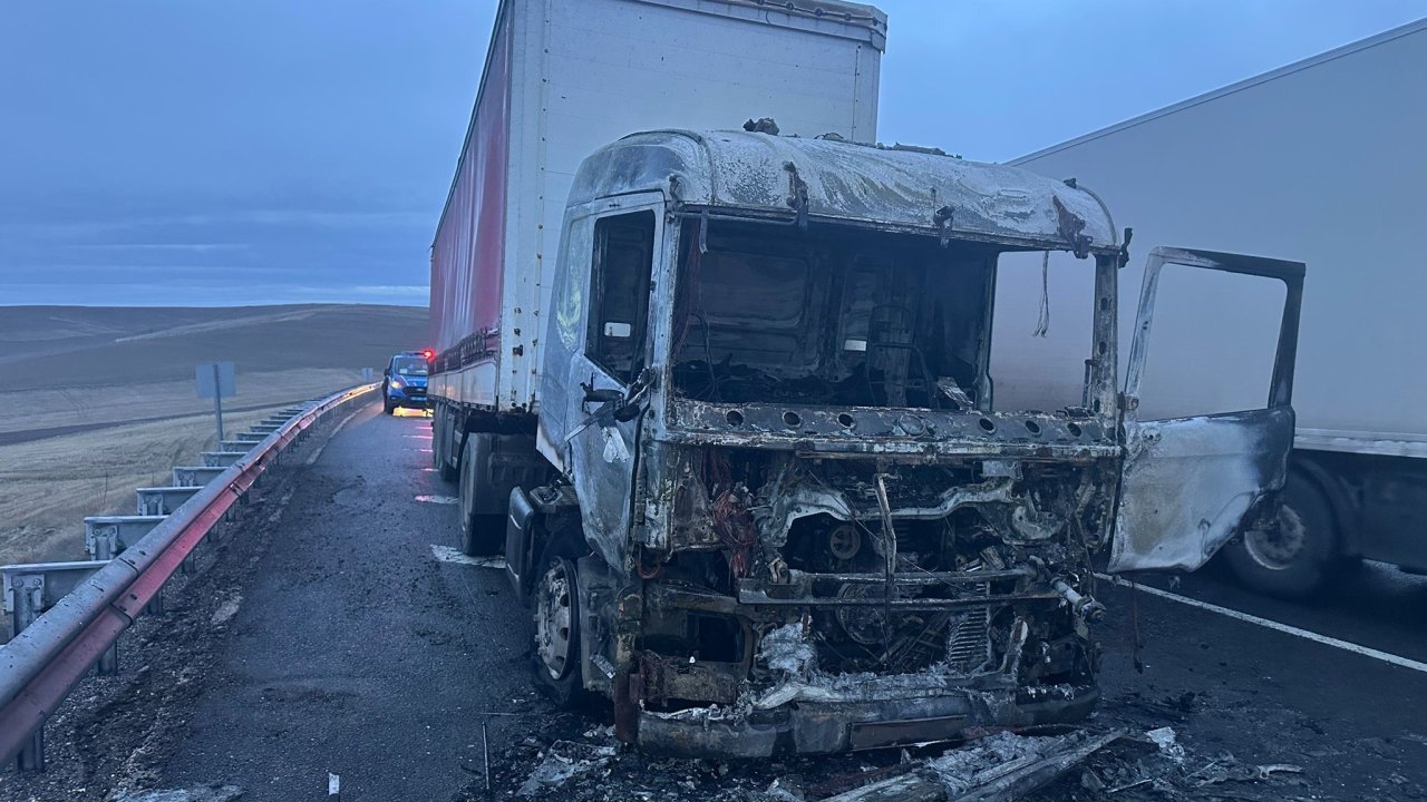 Konya-Ankara yolunda tuz yüklü çekici yandı!