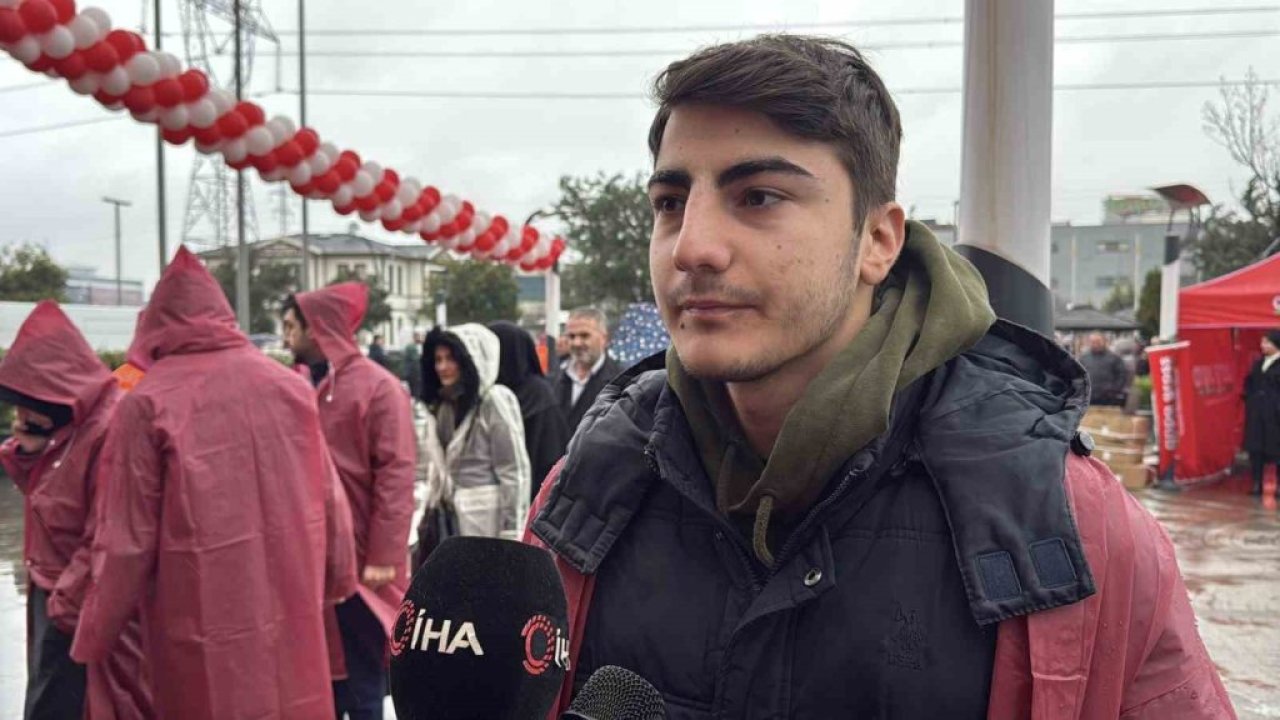 Her şey ucuzlayan ürünler için: Geceden çadır kurup 8 saat yağmur altında beklediler