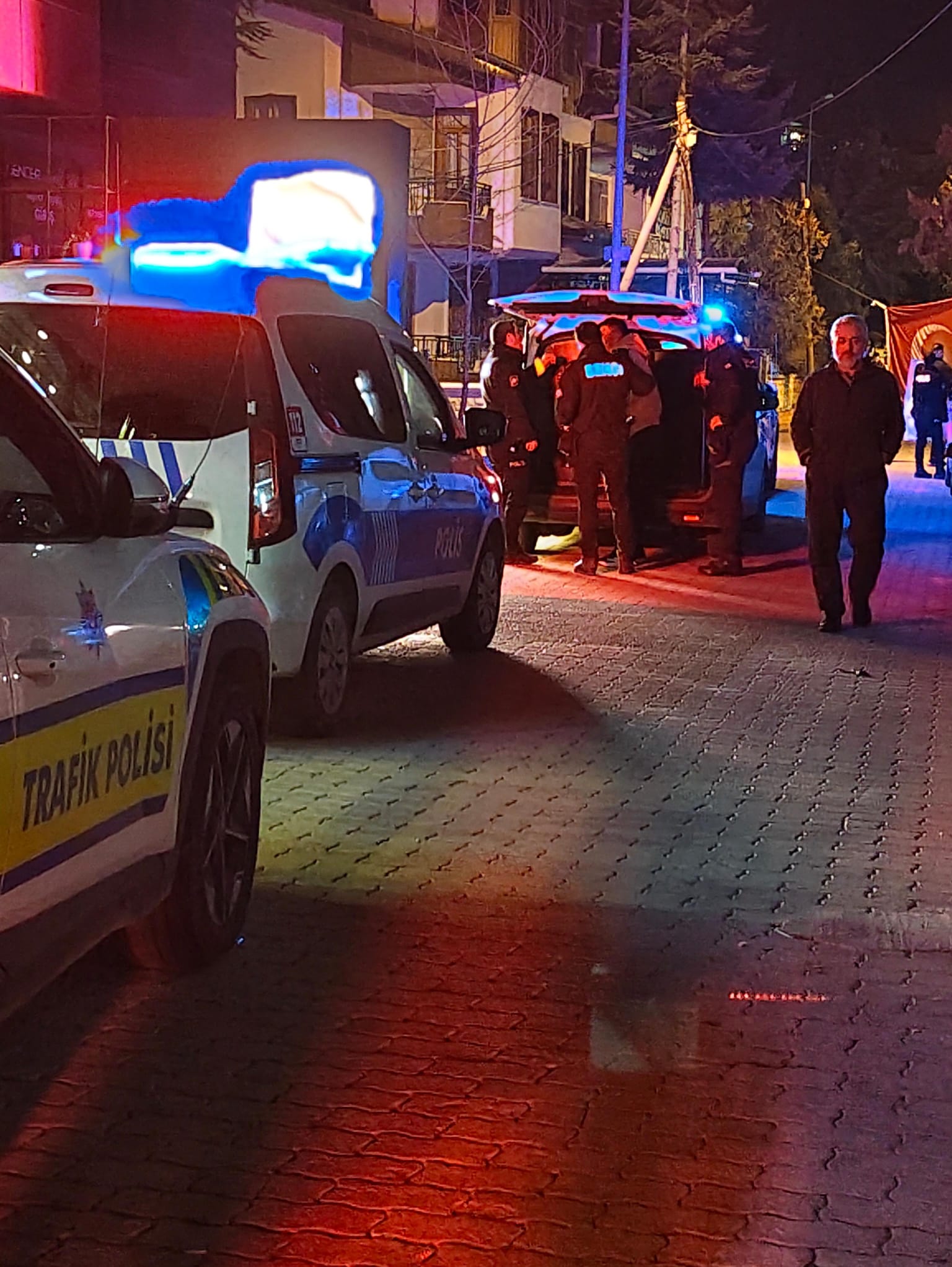 Konya’da olaylı gece! 4 ekip bölgeye gitti, gözaltına alınan genç isyan etti!