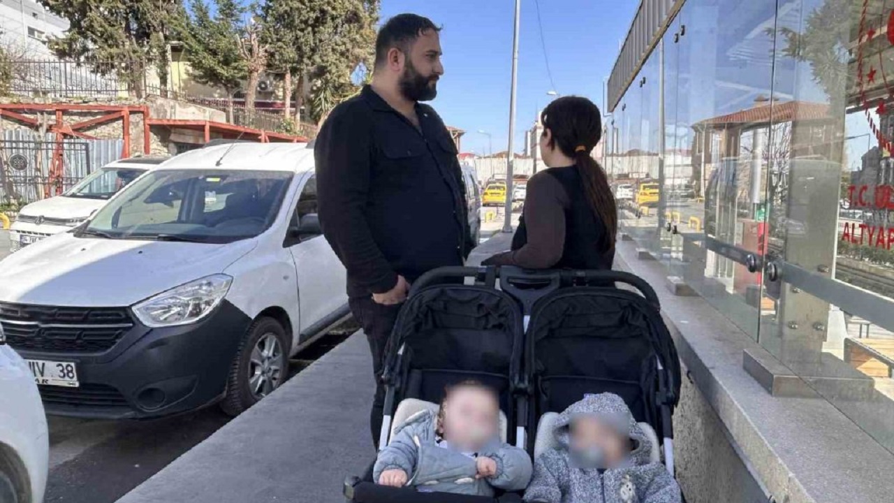 Eşi ve ikiz bebeklerinin gözü önünde tekme tokat dövüldüler!