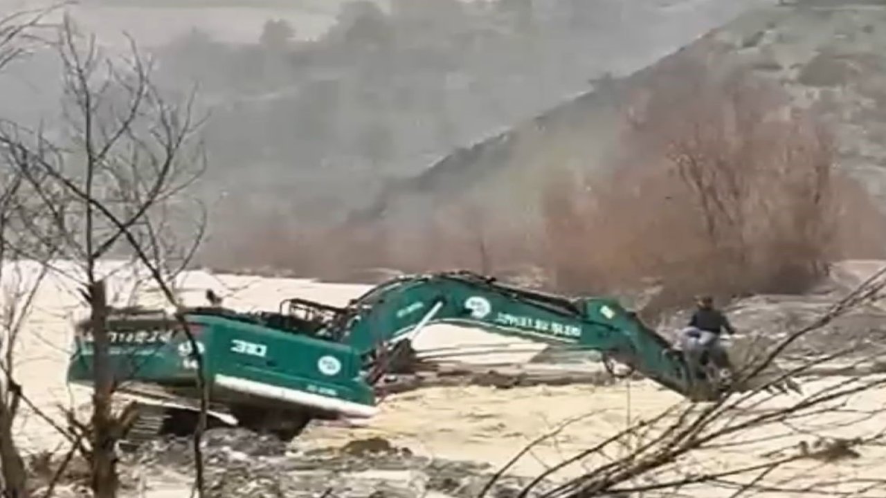 Mahsur kalan vatandaş DSİ'nin iş makinesi ile kurtarıldı