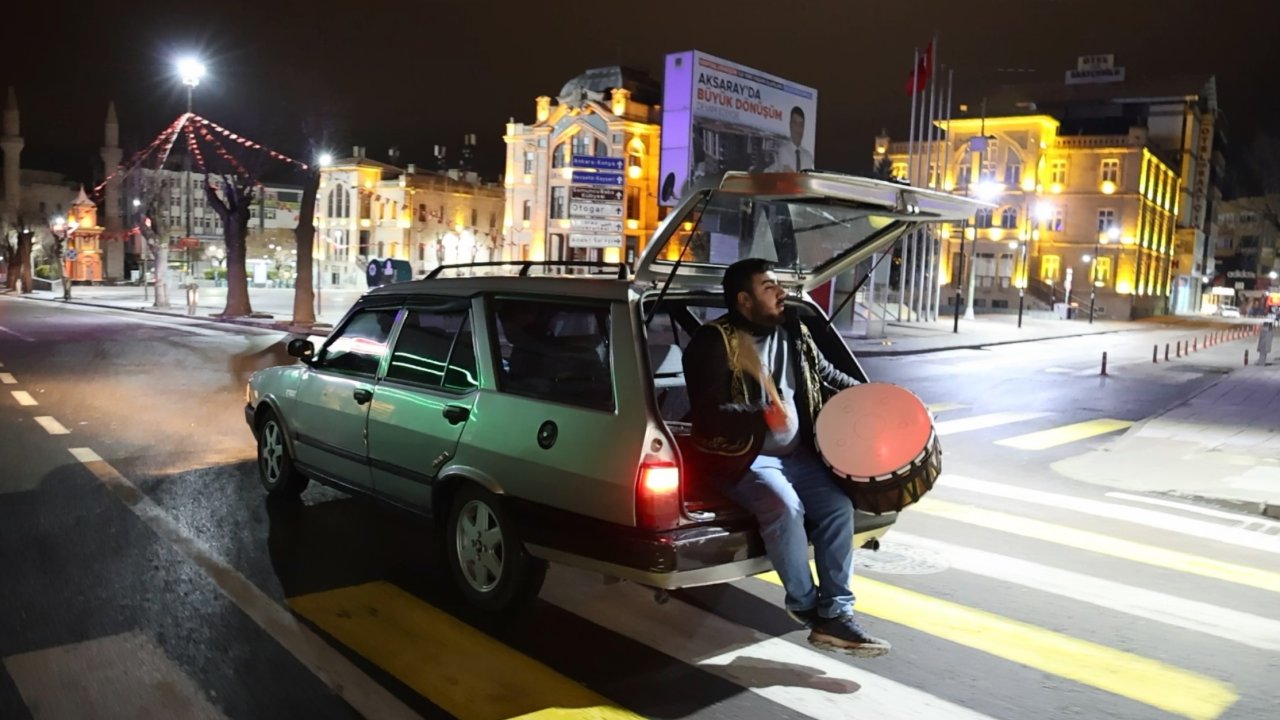 Ramazan davulcularının sahur mesaisi: Soğuk ve kara rağmen uyandırmaya çalışıyorlar